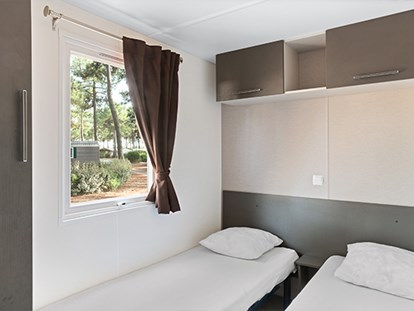 Luxuscamping - Kühlschrank - Picardie - Camping La Dune Blanche - Vacanceselect Mobilheim Moda 6 Personen 3 Zimmer 2 Badezimmer von Vacanceselect auf Camping La Dune Blanche