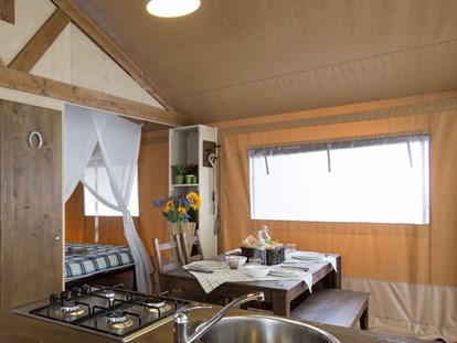 Luxuscamping - Sonnenliegen - Médoc - Camping Atlantic Club Montalivet - Vacanceselect Safarizelt 5/6 Personen 3 Zimmer Badezimmer von Vacanceselect auf Camping Atlantic Club Montalivet