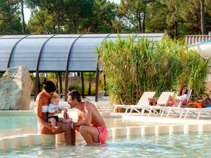 Luxuscamping - WC - Gironde - Camping Atlantic Club Montalivet - Vacanceselect Safarizelt 5/6 Personen 3 Zimmer Badezimmer von Vacanceselect auf Camping Atlantic Club Montalivet