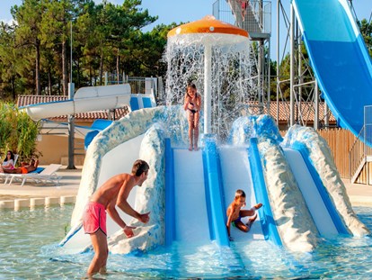 Luxuscamping - Grill - Gironde - Camping Atlantic Club Montalivet - Vacanceselect Airlodge 4 Personen 2 Zimmer Badezimmer von Vacanceselect auf Camping Atlantic Club Montalivet