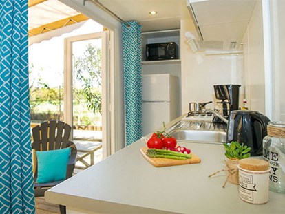 Luxuscamping - Kühlschrank - Montpellier - Camping Le Palavas - Vacanceselect Mobilheim Premium 6 Personen 3 Zimmer von Vacanceselect auf Camping Le Palavas