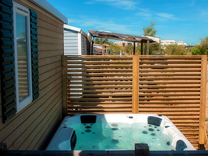 Luxuscamping - TV - Languedoc-Roussillon - Camping Le Palavas - Vacanceselect Mobilheim Privilege Club 4 Personen 2 Zimmer Whirlpool  von Vacanceselect auf Camping Le Palavas