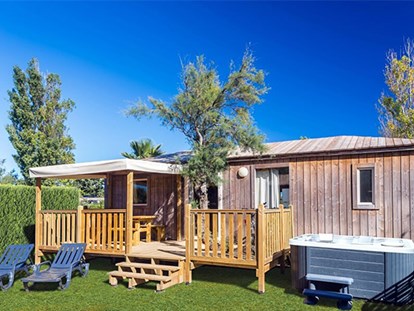 Luxuscamping - TV - Languedoc-Roussillon - Camping Les Dunes - Vacanceselect Mobilheim Privilege Club 6 Personen 3 Zimmer Whirlpool von Vacanceselect auf Camping Les Dunes