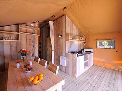 Luxuscamping - Terrasse - Languedoc-Roussillon - Camping La Sirène - Vacanceselect Safarizelt 4/6 Personen 2 Zimmer Badezimmer von Vacanceselect auf Camping La Sirène