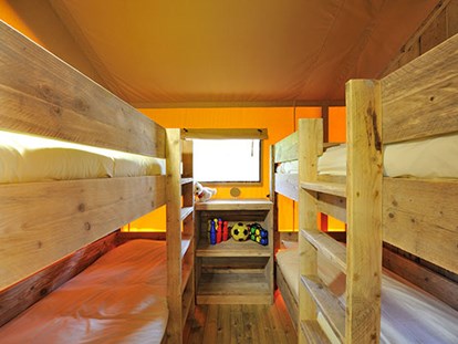 Luxuscamping - Dusche - Languedoc-Roussillon - Camping La Sirène - Vacanceselect Safarizelt 4/6 Personen 2 Zimmer Badezimmer von Vacanceselect auf Camping La Sirène