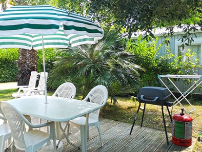 Luxuscamping - Gartenmöbel - Frankreich - Camping La Sirène - Vacanceselect Mobilheim Moda 6 Personen 3 Zimmer, Klimaanlage von Vacanceselect auf Camping La Sirène