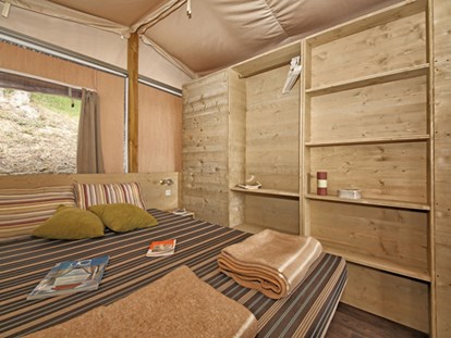 Luxuscamping - Dusche - Katalonien - Castell Montgri - Vacanceselect Lodgetent Deluxe 5/6 Personen 2 Zimmer Badezimmer von Vacanceselect auf Castell Montgri