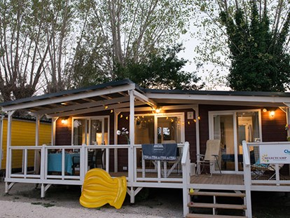 Luxuscamping - Klimaanlage - Emilia Romagna - Camping Marina Camping Village - Vacanceselect Mobilheim Moda 4/6 Personen 2 Zimmer AC 2 BZ von Vacanceselect auf Camping Marina Camping Village