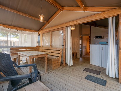 Luxuscamping - Terrasse - Blanes - Camping La Masia - Vacanceselect Ecoluxe Zelt 4/5 Personen 2 Zimmer Klimaanlage Badezimmer von Vacanceselect auf Camping La Masia