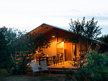 Luxuscamping - Preisniveau: exklusiv - Toskana - Camping Orbetello - Vacanceselect Safarizelt 6 Personen 3 Zimmer Badezimmer von Vacanceselect auf Camping Orbetello