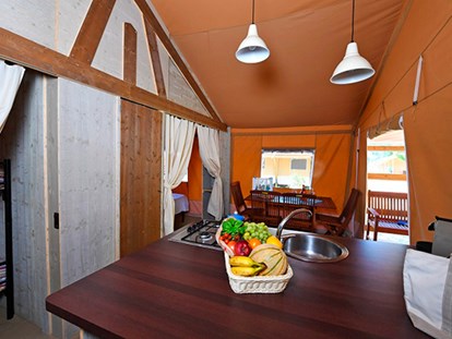 Luxuscamping - Kühlschrank - Albinia - Camping Orbetello - Vacanceselect Safarizelt 6 Personen 3 Zimmer Badezimmer von Vacanceselect auf Camping Orbetello