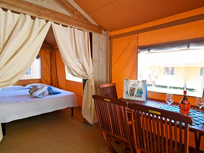 Luxuscamping - Dusche - Albinia - Camping Orbetello - Vacanceselect Safarizelt 6 Personen 3 Zimmer Badezimmer von Vacanceselect auf Camping Orbetello