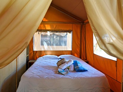 Luxuscamping - Parkplatz bei Unterkunft - Toskana - Camping Orbetello - Vacanceselect Safarizelt 6 Personen 3 Zimmer Badezimmer von Vacanceselect auf Camping Orbetello