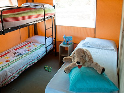 Luxuscamping - Preisniveau: exklusiv - Albinia - Camping Orbetello - Vacanceselect Safarizelt 6 Personen 3 Zimmer Badezimmer von Vacanceselect auf Camping Orbetello