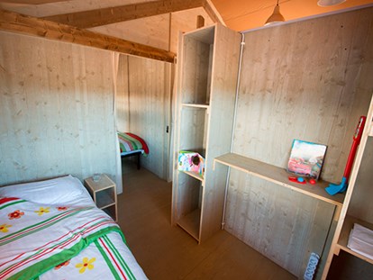 Luxuscamping - WC - Toskana - Camping Orbetello - Vacanceselect Safarizelt 6 Personen 3 Zimmer Badezimmer von Vacanceselect auf Camping Orbetello