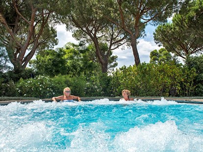 Luxuscamping - Preisniveau: exklusiv - Toskana - Camping Orbetello - Vacanceselect Airlodge 4 Personen 2 Zimmer Badezimmer von Vacanceselect auf Camping Orbetello