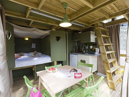 Luxuscamping - WC - Toskana - Camping Orbetello - Vacanceselect Airlodge 4 Personen 2 Zimmer Badezimmer von Vacanceselect auf Camping Orbetello