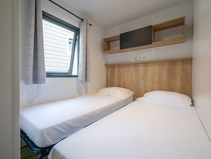 Luxuscamping - WC - Les Mathes - Camping Palmyre Loisirs - Vacanceselect Mobilheim Moda 6 Personen 3 Zimmer Klimaanlage von Vacanceselect auf Camping Palmyre Loisirs