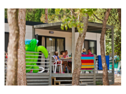 Luxuscamping - Terrasse - Novigrad - Camping Park Umag - Vacanceselect Mobilheim Moda 6 Personen 3 Zimmer AC Geschirrspüler von Vacanceselect auf Camping Park Umag
