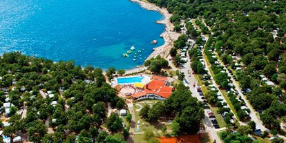 Luxuscamping - Terrasse - Kroatien - Camping Bijela Uvala - Vacanceselect Mobilheim Moda 6 Personen 3 Zimmer AC Geschirrspüler von Vacanceselect auf Camping Bijela Uvala