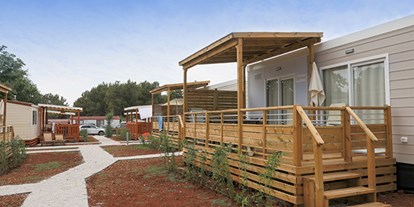 Luxuscamping - Preisniveau: exklusiv - Funtana - Camping Bijela Uvala - Vacanceselect Mobilheim Moda 6 Personen 3 Zimmer AC 2 Badezimmer von Vacanceselect auf Camping Bijela Uvala