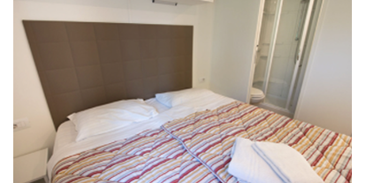 Luxuscamping - getrennte Schlafbereiche - Funtana - Camping Bijela Uvala - Vacanceselect Mobilheim Moda 6 Personen 3 Zimmer AC 2 Badezimmer von Vacanceselect auf Camping Bijela Uvala