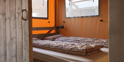 Luxuscamping - Terrasse - Vrsar - Camping Valkanela - Vacanceselect Safarizelt XXL 4/6 Personen 3 Zimmer Badezimmer von Vacanceselect auf Camping Valkanela