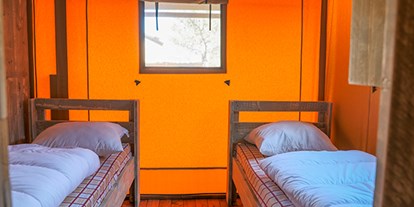 Luxuscamping - Dusche - Vrsar - Camping Valkanela - Vacanceselect Safarizelt XXL 4/6 Personen 3 Zimmer Badezimmer von Vacanceselect auf Camping Valkanela