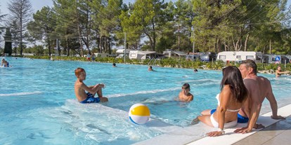 Luxuscamping - Gefrierschrank - Kroatien - Camping Valkanela - Vacanceselect Mobilheim Moda 6 Personen 3 Zimmer Klimaanlage 2 Badezimmer von Vacanceselect auf Camping Valkanela