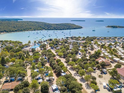 Luxuscamping - Kochutensilien - Kroatien - Camping Vestar - Vacanceselect Safarizelt 6 Personen 3 Zimmer Badezimmer von Vacanceselect auf Camping Vestar