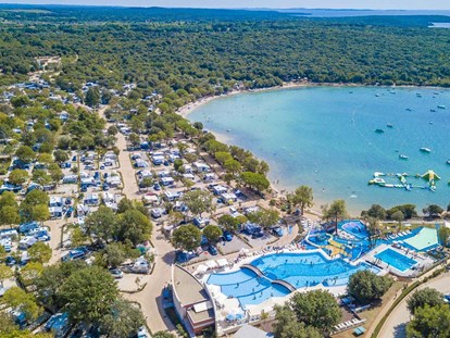 Luxuscamping - Preisniveau: exklusiv - Kroatien - Camping Vestar - Vacanceselect Safarizelt 6 Personen 3 Zimmer Badezimmer von Vacanceselect auf Camping Vestar