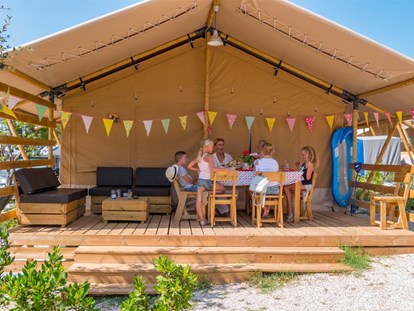 Luxuscamping - Dusche - Rovinj - Camping Vestar - Vacanceselect Safarizelt 6 Personen 3 Zimmer Badezimmer von Vacanceselect auf Camping Vestar
