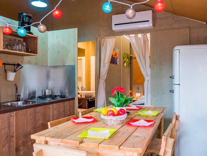 Luxuscamping - Kühlschrank - Adria - Camping Vestar - Vacanceselect Safarizelt 6 Personen 3 Zimmer Badezimmer von Vacanceselect auf Camping Vestar
