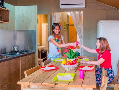 Luxuscamping - Kühlschrank - Istrien - Camping Vestar - Vacanceselect Safarizelt 6 Personen 3 Zimmer Badezimmer von Vacanceselect auf Camping Vestar