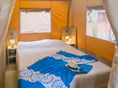 Luxuscamping - Heizung - Adria - Camping Vestar - Vacanceselect Safarizelt 6 Personen 3 Zimmer Badezimmer von Vacanceselect auf Camping Vestar