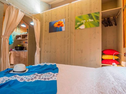 Luxuscamping - Kühlschrank - Rovinj - Camping Vestar - Vacanceselect Safarizelt 6 Personen 3 Zimmer Badezimmer von Vacanceselect auf Camping Vestar