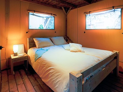 Luxuscamping - Dusche - Rovinj - Camping Vestar - Vacanceselect Safarizelt XL 4/6 Personen 3 Zimmer Badezimmer von Vacanceselect auf Camping Vestar