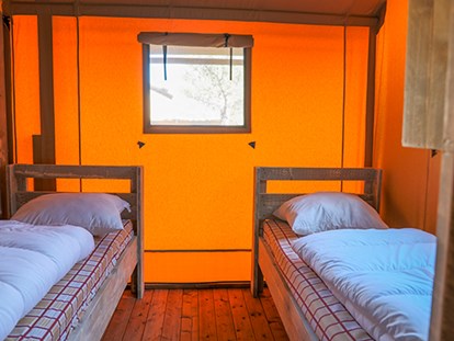 Luxuscamping - Dusche - Kroatien - Camping Vestar - Vacanceselect Safarizelt XL 4/6 Personen 3 Zimmer Badezimmer von Vacanceselect auf Camping Vestar