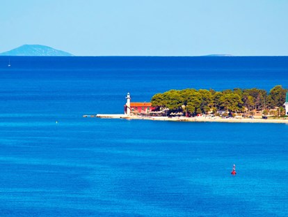 Luxuscamping - Sonnenliegen - Zadar - Camping Zaton - Vacanceselect Mobilheim Moda 6 Personen 3 Zimmer Klimaanlage Geschirrspüler von Vacanceselect auf Camping Zaton