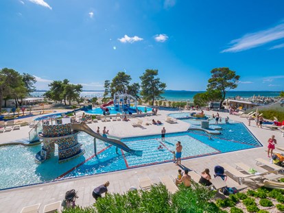 Luxuscamping - Preisniveau: exklusiv - Kroatien - Camping Zaton - Vacanceselect Mobilheim Moda 6 Personen 3 Zimmer Klimaanlage Geschirrspüler von Vacanceselect auf Camping Zaton