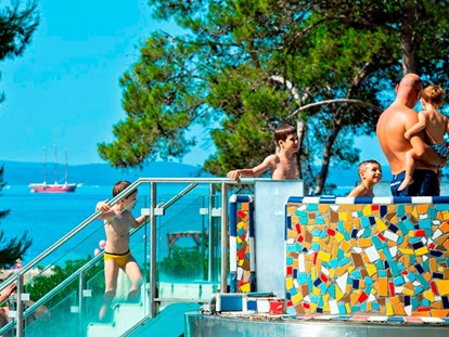 Luxuscamping - Gartenmöbel - Kroatien - Camping Zaton - Vacanceselect Mobilheim Moda 6 Personen 3 Zimmer Klimaanlage Geschirrspüler von Vacanceselect auf Camping Zaton