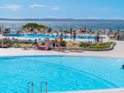 Luxuscamping - Bad und WC getrennt - Zadar - Camping Zaton - Vacanceselect Mobilheim Moda 6 Personen 3 Zimmer Klimaanlage Geschirrspüler von Vacanceselect auf Camping Zaton