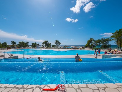 Luxuscamping - Gartenmöbel - Zadar - Camping Zaton - Vacanceselect Mobilheim Moda 6 Personen 3 Zimmer Klimaanlage Geschirrspüler von Vacanceselect auf Camping Zaton