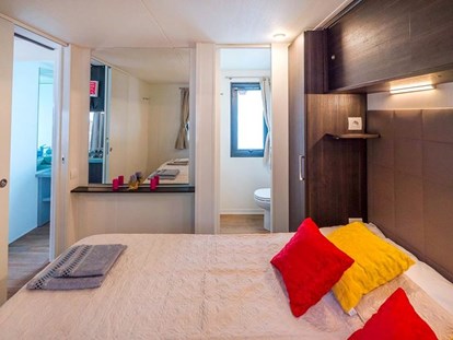 Luxuscamping - Kochutensilien - Kroatien - Camping Zaton - Vacanceselect Mobilheim Moda 6 Personen 3 Zimmer Klimaanlage Geschirrspüler von Vacanceselect auf Camping Zaton