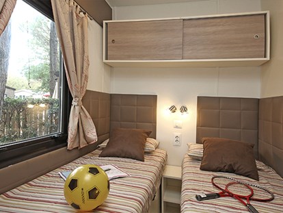 Luxuscamping - WC - Adria - Camping Solaris - Vacanceselect Mobilheim Moda 6 Personen 3 Zimmer Klimaanlage von Vacanceselect auf Camping Solaris