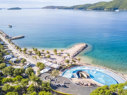 Luxuscamping - Kühlschrank - Split - Dubrovnik - Camping Solaris - Vacanceselect Mobilheim Moda 6 Personen 3 Zimmer Klimaanlage von Vacanceselect auf Camping Solaris
