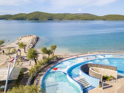 Luxuscamping - getrennte Schlafbereiche - Split - Dubrovnik - Camping Solaris - Vacanceselect Mobilheim Moda 6 Personen 3 Zimmer Klimaanlage Geschirrspüler von Vacanceselect auf Camping Solaris
