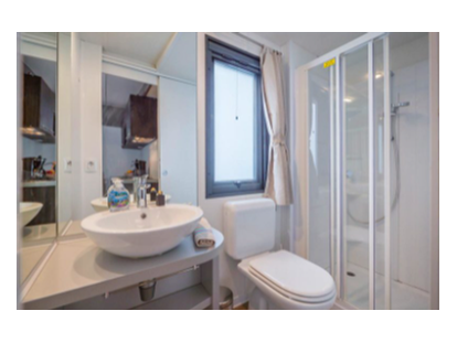 Luxuscamping - Bad und WC getrennt - Dalmatien - Camping Solaris - Vacanceselect Mobilheim Moda 6 Personen 3 Zimmer Klimaanlage Geschirrspüler von Vacanceselect auf Camping Solaris