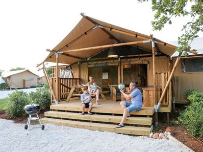 Luxuscamping - getrennte Schlafbereiche - Rovinj - Camping Val Saline - Vacanceselect Safarizelt XXL 4/6 Personen 3 Zimmer Badezimmer von Vacanceselect auf Camping Val Saline