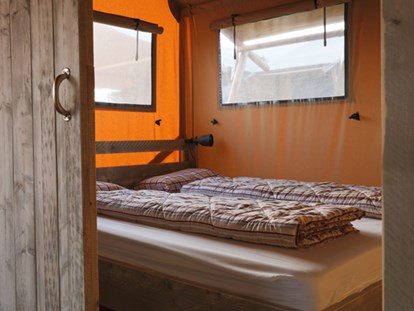 Luxuscamping - Dusche - Kroatien - Camping Val Saline - Vacanceselect Safarizelt XXL 4/6 Personen 3 Zimmer Badezimmer von Vacanceselect auf Camping Val Saline